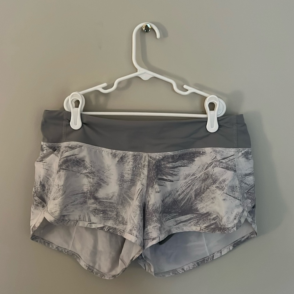 white and gray lulu 2.5" speed up short with liner and back zipper